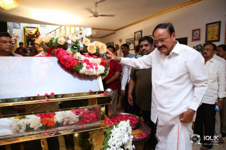 Celebrities-pay-homage-to-superstar-Krishna
